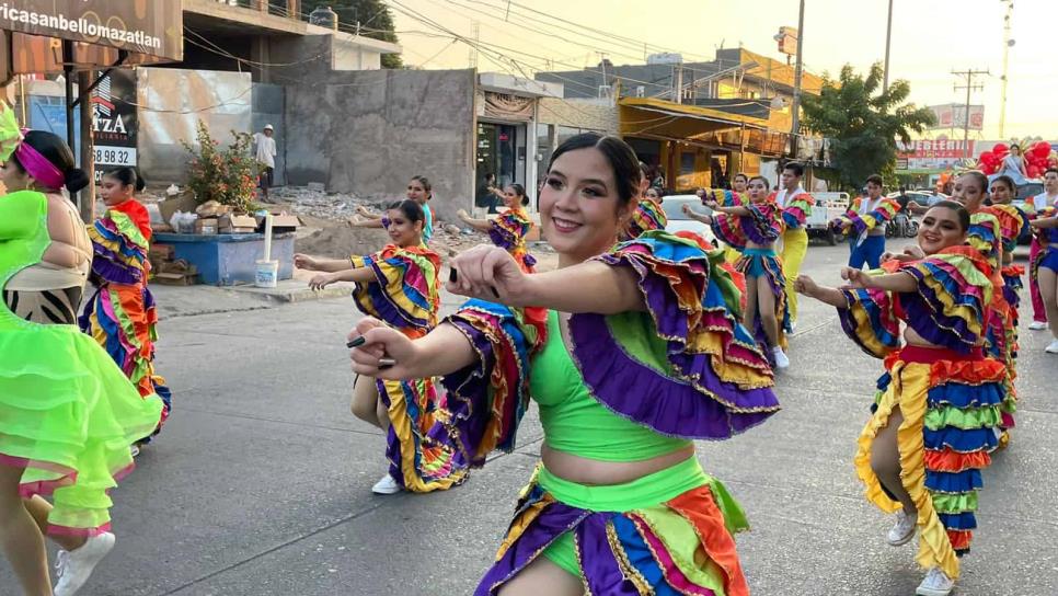 Arranca la fiesta carnavalera de Mazatlán; Antonio y Lissette aventajan por las coronas