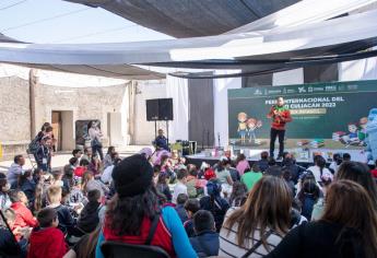 Cuentacuentos entretienen a niños y adultos en el área infantil de la FIL de Culiacán