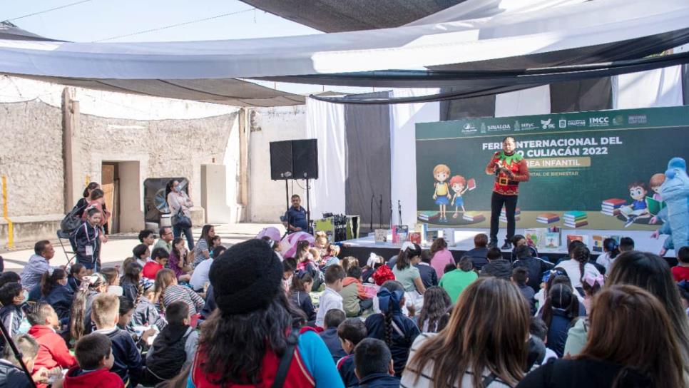 Cuentacuentos entretienen a niños y adultos en el área infantil de la FIL de Culiacán