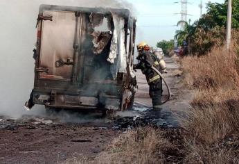En cenizas queda camioneta con caja refrigerada tras incendiarse en la Culiacán-Eldorado