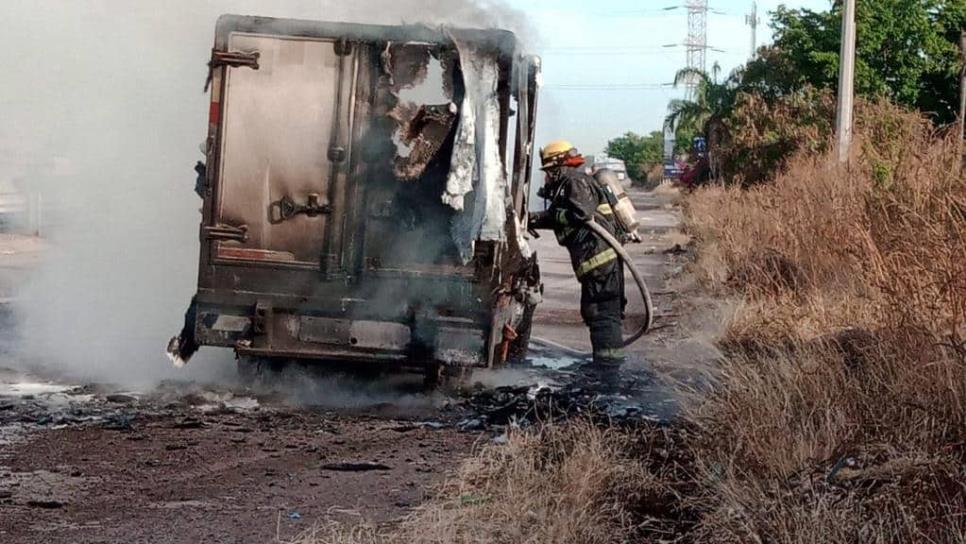 En cenizas queda camioneta con caja refrigerada tras incendiarse en la Culiacán-Eldorado