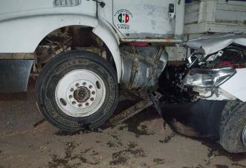 Camioneta termina debajo de un torton por la México 15 en un choque
