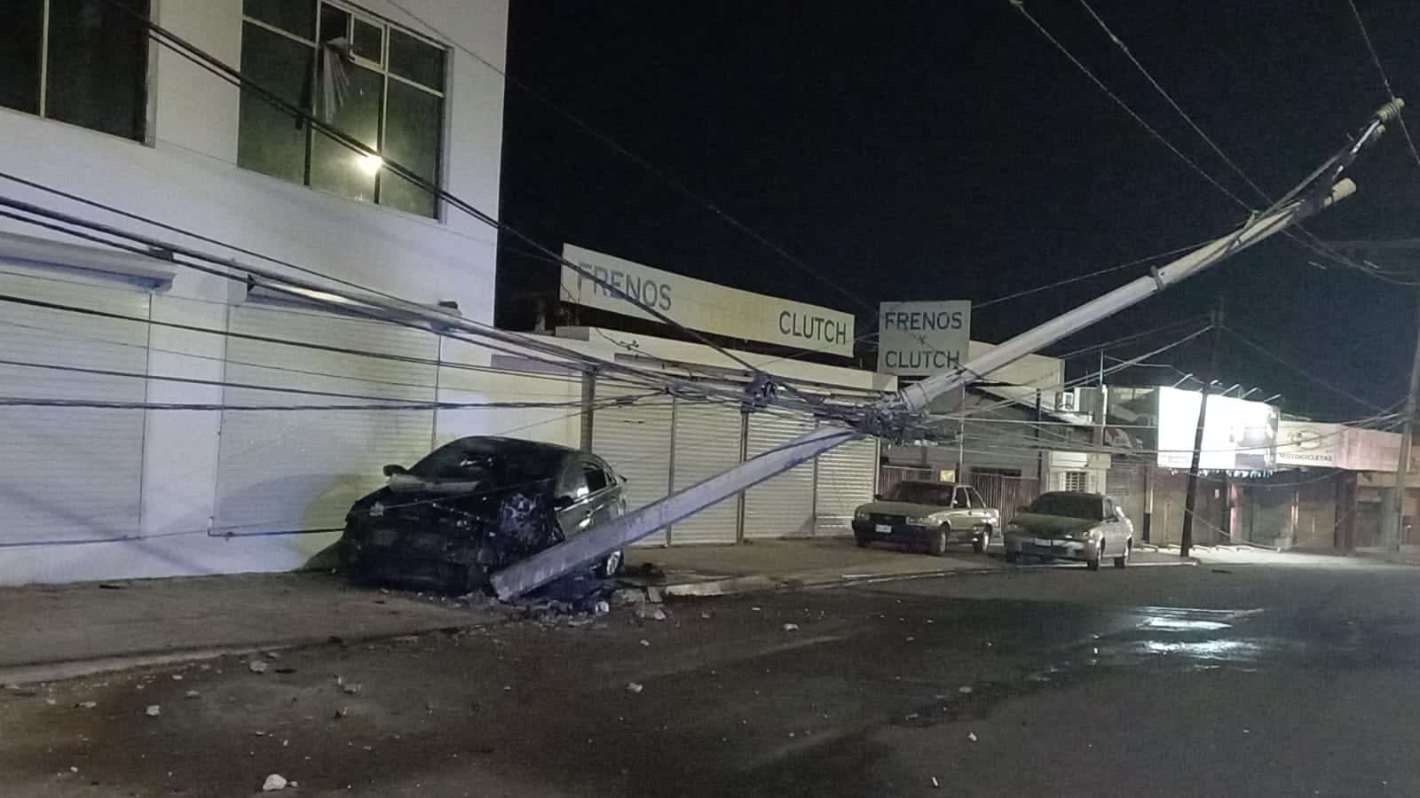 Auto queda destrozado y se quema tras chocar en Culiacán