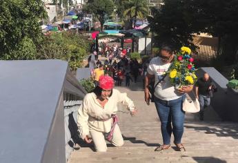 Suben 144 escalones de rodillas, feligreses le demuestran su amor y devoción a la Virgen de Guadalupe