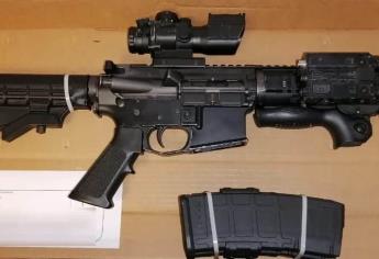 Policías detienen a un hombre que portaba un fusil con mira telescópica en un panteón de Culiacán