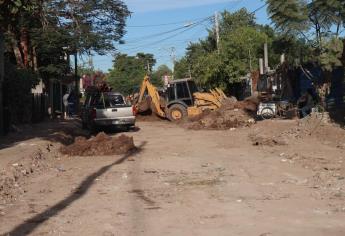 Tras 30 años de promesas, pavimentan calle en colonia de Los Mochis
