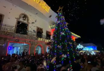 Llega la magia de la Navidad a Mazatlán: encienden iluminación y enorme árbol en la Plazuela República