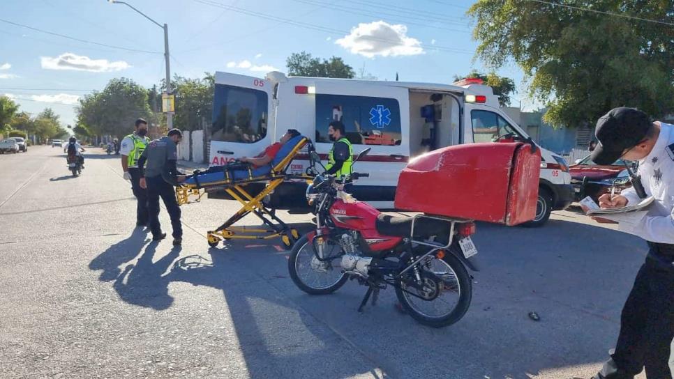 Repartidor resulta lesionado tras chocar su moto con un taxi en fraccionamiento Las Flores de Los Mochis