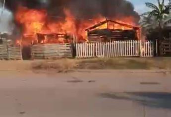 Fuego arrasa con dos casas de material rústico en Los Mochis