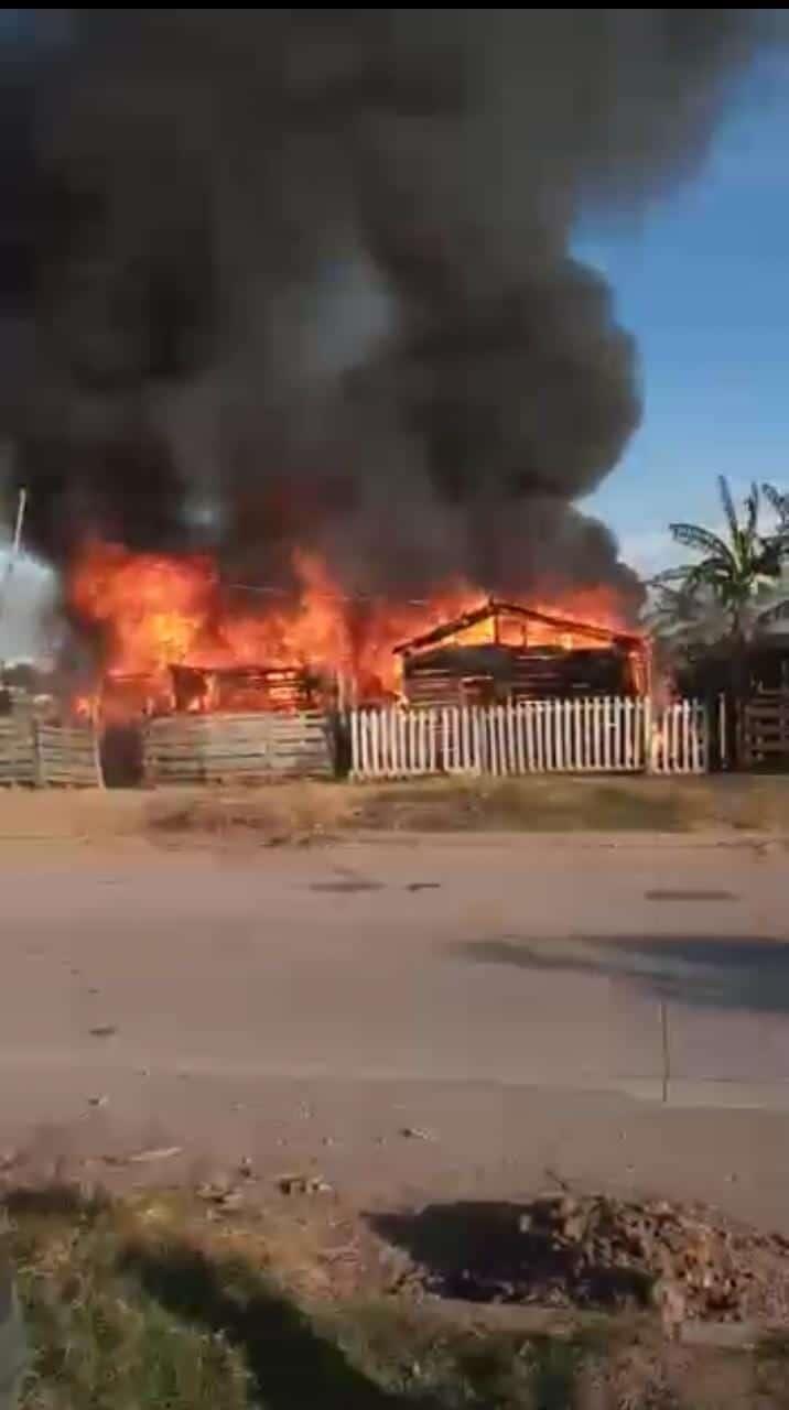 Fuego arrasa con dos casas de material rústico en Los Mochis