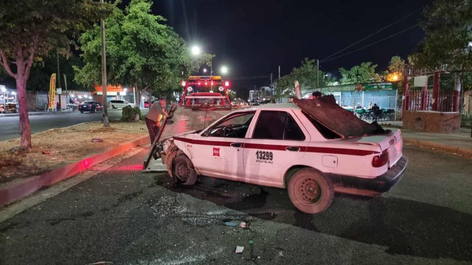 Taxista vuelca tras chocar contra camellón en el sector Barrancos, en Culiacán