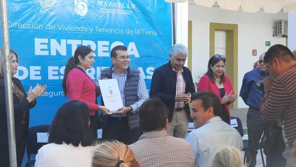 Ayuntamiento de Mazatlán entrega 198 escrituras para habitantes de 25 colonias