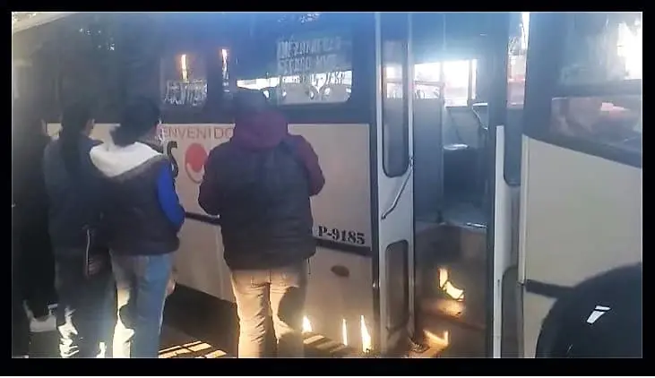 Chofer baja a pasajeros de camión en Los Mochis