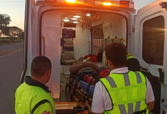 Joven motociclista choca contra un tractor en Ahome