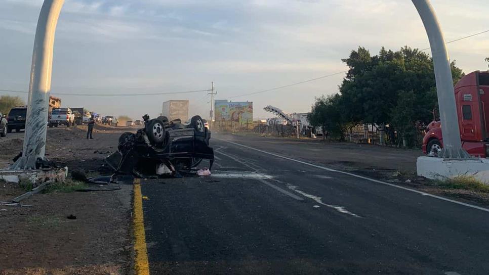 Familia viajaba de la frontera a Los Mochis y choca al entrar a Sinaloa, muere un hombre