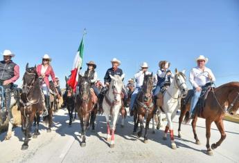 Alcalde de Ahome se suma a tradicional Cabalgata de Fin de Año