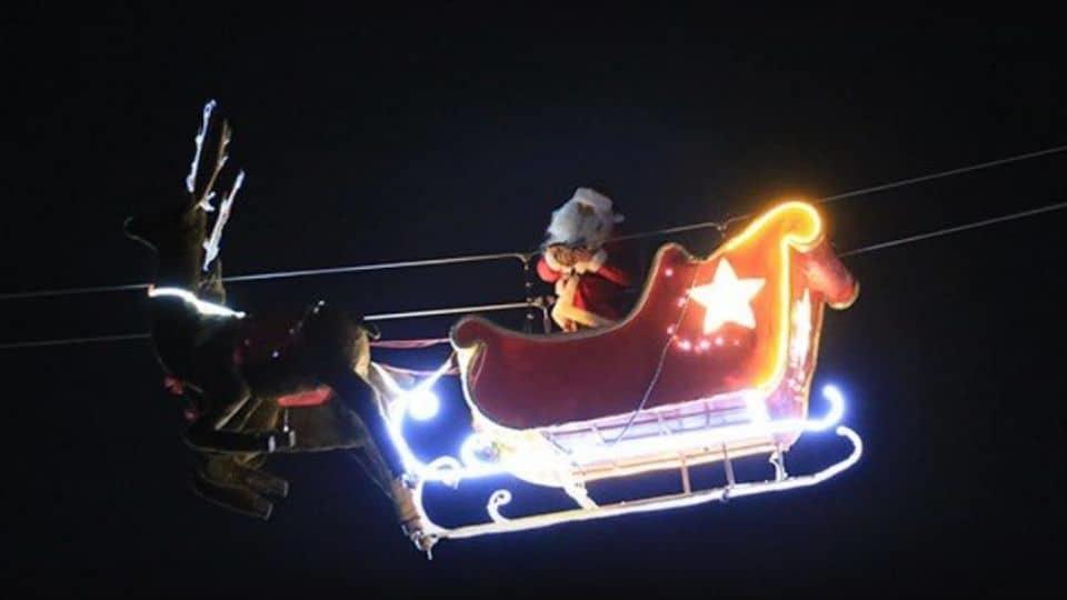 VIDEO: La Navidad por poco se queda sin Santa Claus, casi cae de su trineo