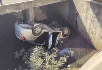 Mujer cae en su vehículo a canal en Mazatlán