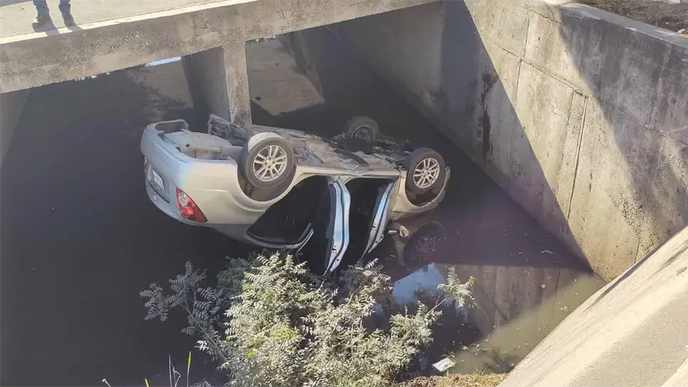 Mujer cae en su vehículo a canal en Mazatlán