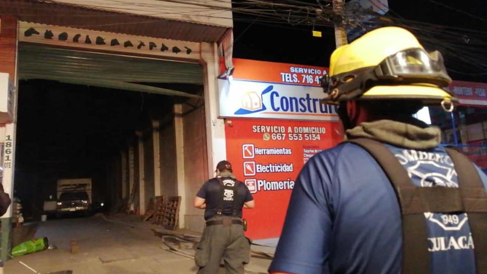 Bomberos se movilizan ante incendio de bodega de forraje en Culiacán