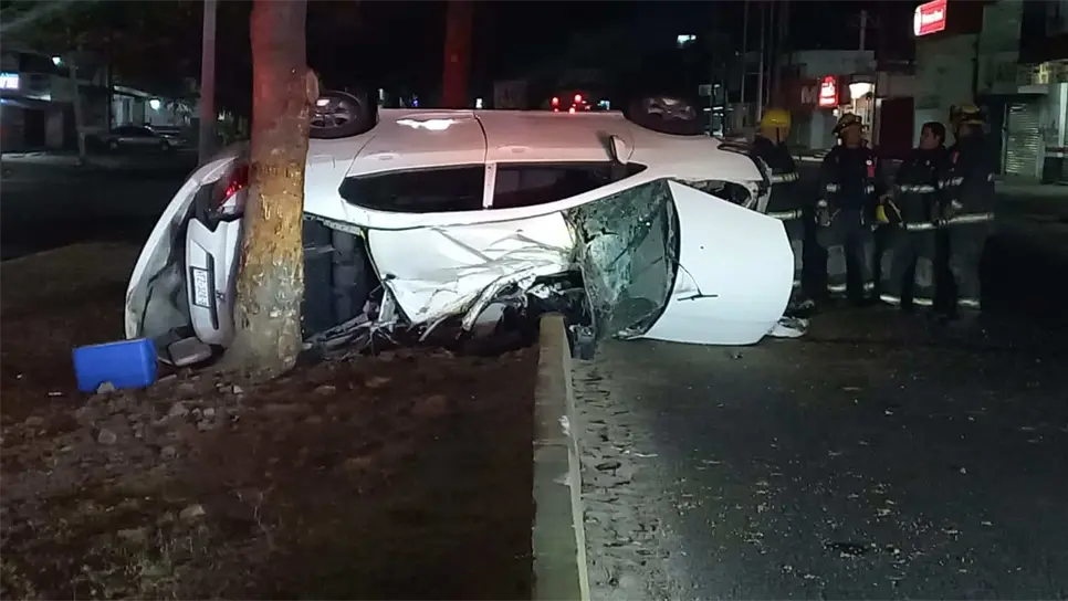 Muere conductor tras volcar sobre avenida en Culiacán