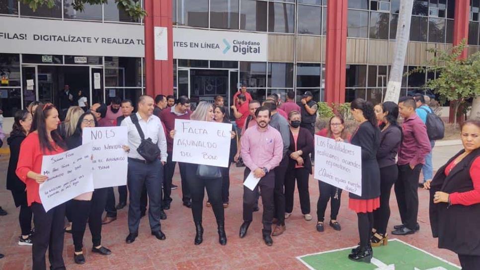 Trabajadores de la Fiscalía se manifiestan por adeudo de aguinaldo en Mazatlán