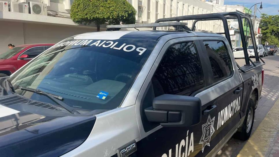 Se roba celular, huye en un camión y lo interceptan policías en Mazatlán