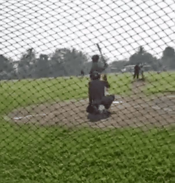 Asesinan a balazos a un hombre durante partido de beisbol | VIDEO