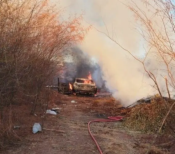 Automóvil queda en cenizas al incendiarse en Culiacán