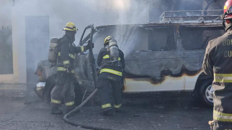 Camioneta de banda musical se incendia y queda en pérdida total, en Culiacán