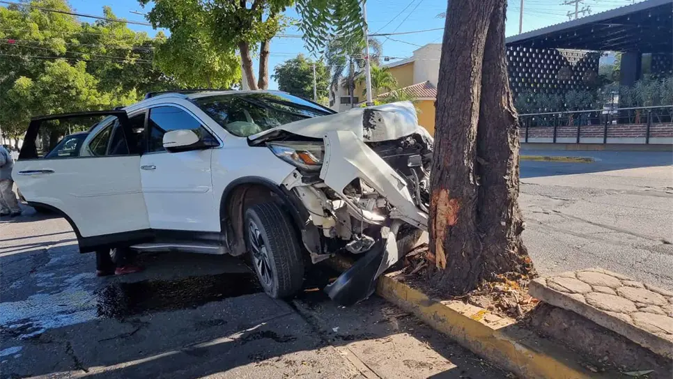 Choque deja camioneta destrozada en Culiacán