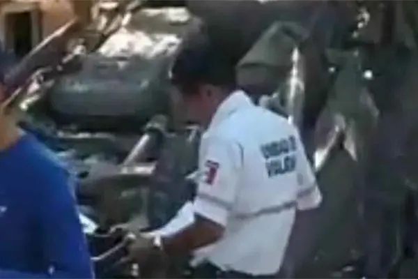 Vuelca camioneta Tacoma tras persecución y provoca carambola, en Culiacán Vuelca camioneta Tacoma tras persecución y provoca carambola, en Culiacán