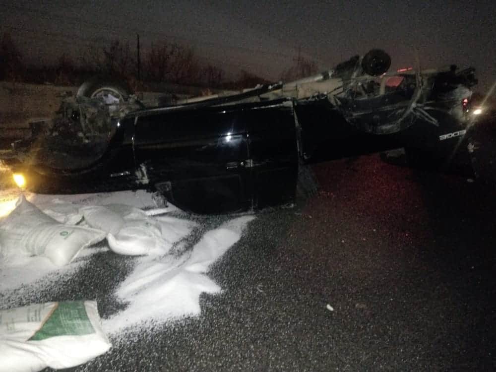 Vuelca conductor en la México 15 con casi 4 toneladas de fertilizante