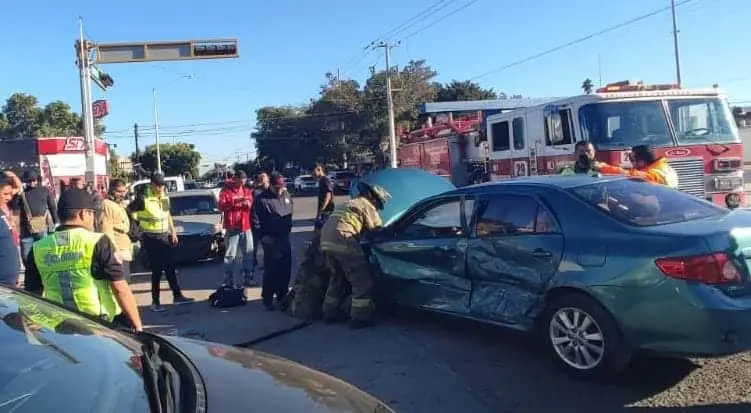Mujer queda prensada tras accidente en el centro de Los Mochis