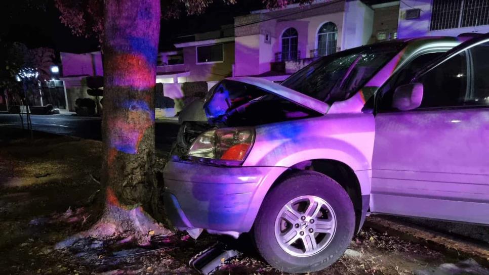 Choca de frente contra un árbol en Culiacán y termina hospitalizada