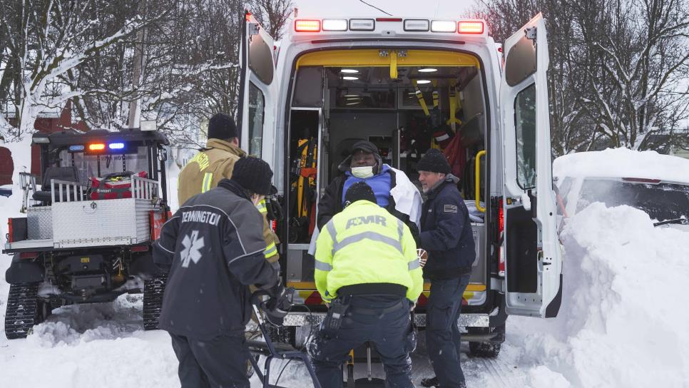Continúan labores de rescate en oeste de Nueva York tras trormenta invernal