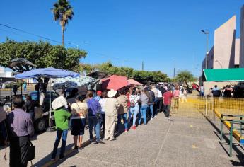 Derechohabientes realizan hasta más de 8 horas de fila para sacar cita en el hospital del IMSS en Los Mochis