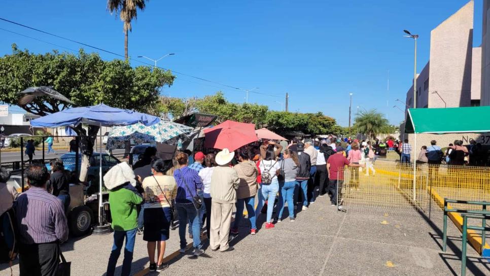Derechohabientes realizan hasta más de 8 horas de fila para sacar cita en el hospital del IMSS en Los Mochis