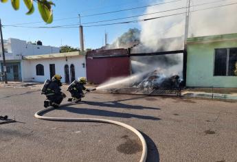 Incendio arrasa con casa donde se guardaba cartón reciclado en Culiacán