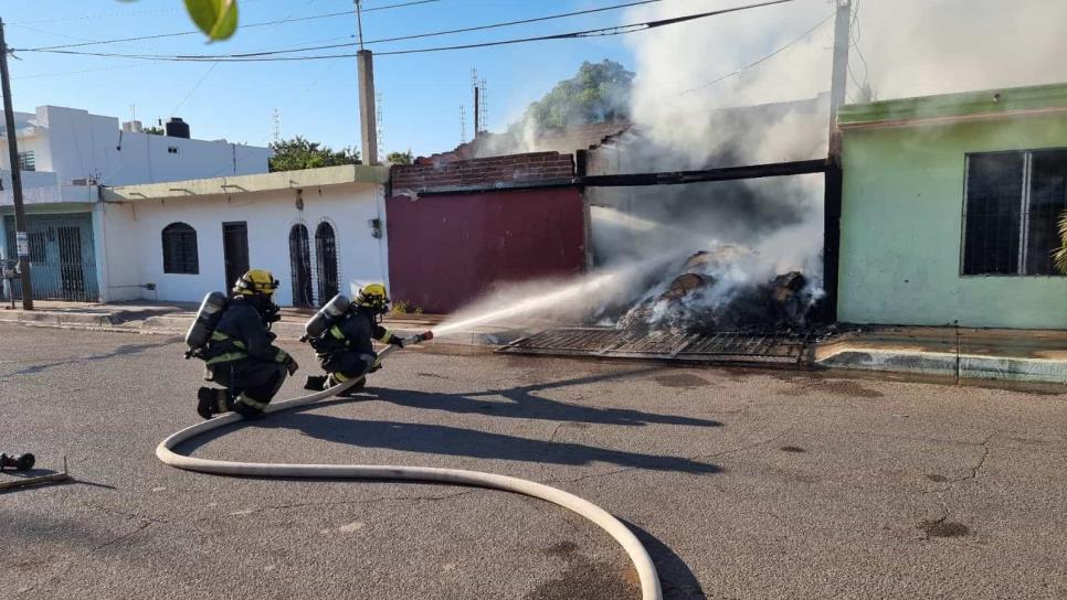 Incendio arrasa con casa donde se guardaba cartón reciclado en Culiacán