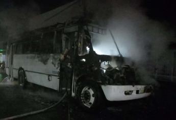 En pérdida total queda camión urbano tras quemarse en Culiacán
