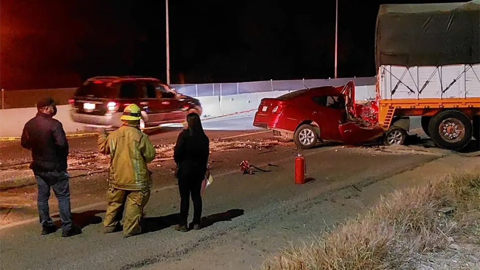 Adulto choca por alcance contra un tráiler y muere al instante en Culiacán