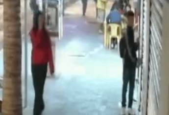 Captan a joven grafiteando joyería en Olas Altas de Mazatlán; hasta su novia lo acompañó