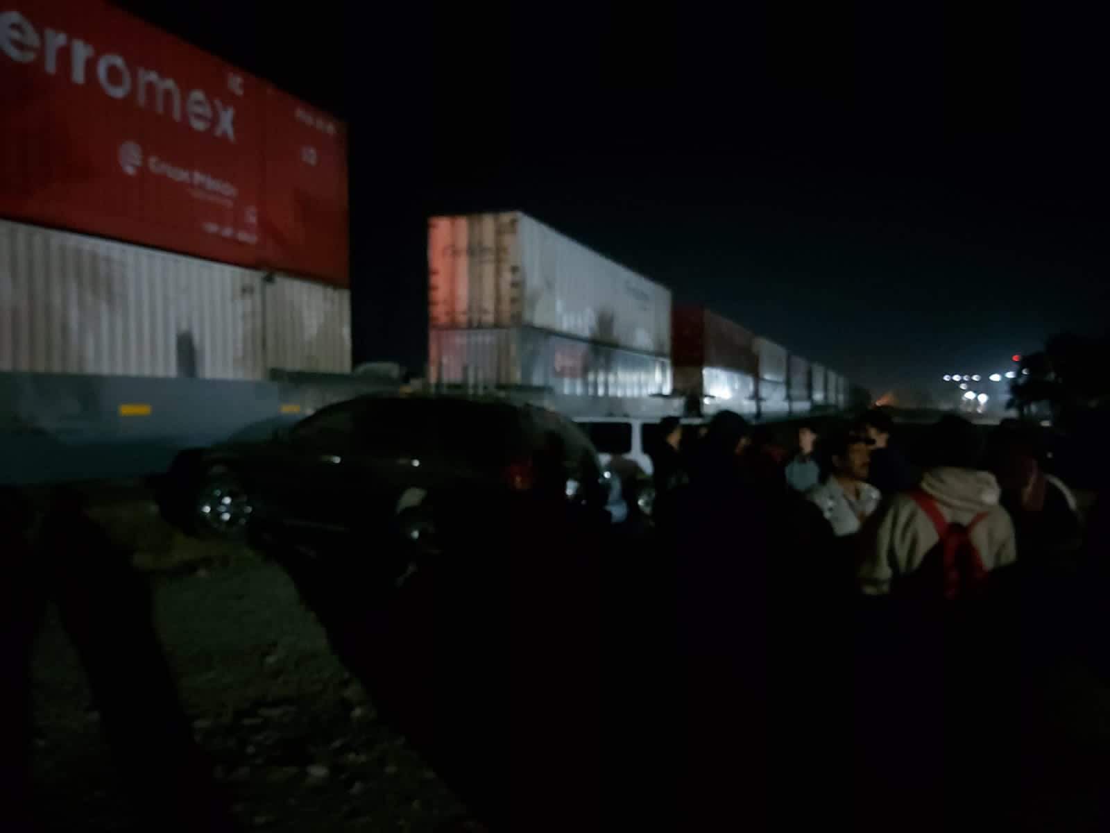 Tren arrolla automóvil, en El Pinole, poblado de Culiacancito