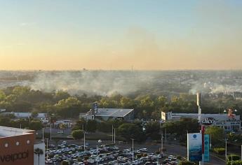 Incendio de maleza provoca enorme cortina de humo en el sector Tres Ríos, en Culiacán