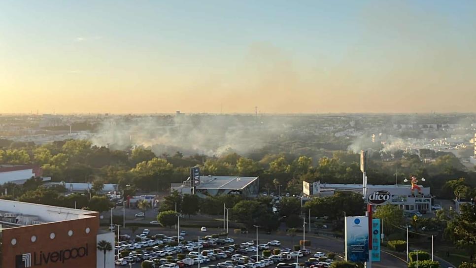 Incendio de maleza provoca enorme cortina de humo en el sector Tres Ríos, en Culiacán