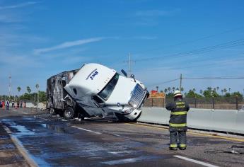 Tráiler se quema tras chocar contra muros de contención sobre la carretera Culiacán-Eldorado