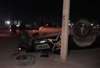 Familia vuelca en su camioneta sobre la carretera La Costerita