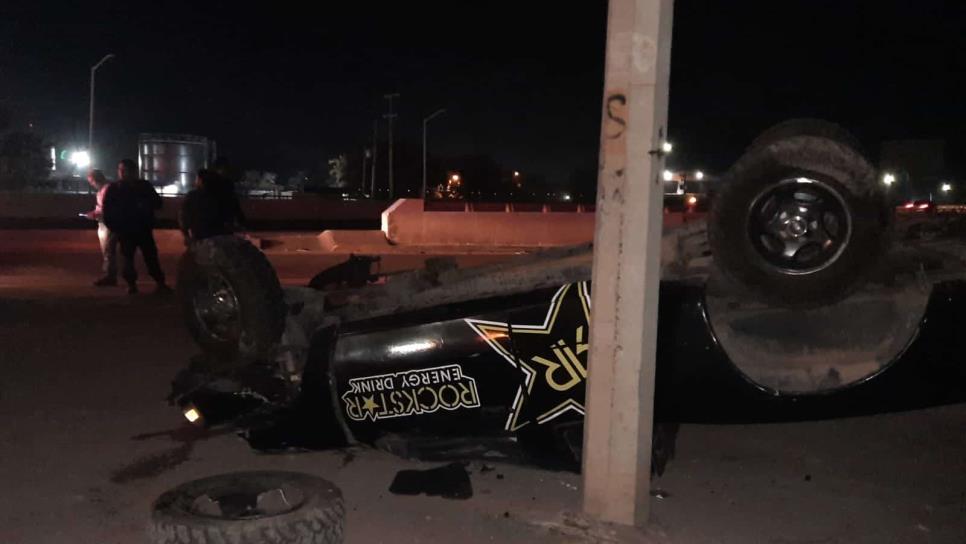 Familia vuelca en su camioneta sobre la carretera La Costerita