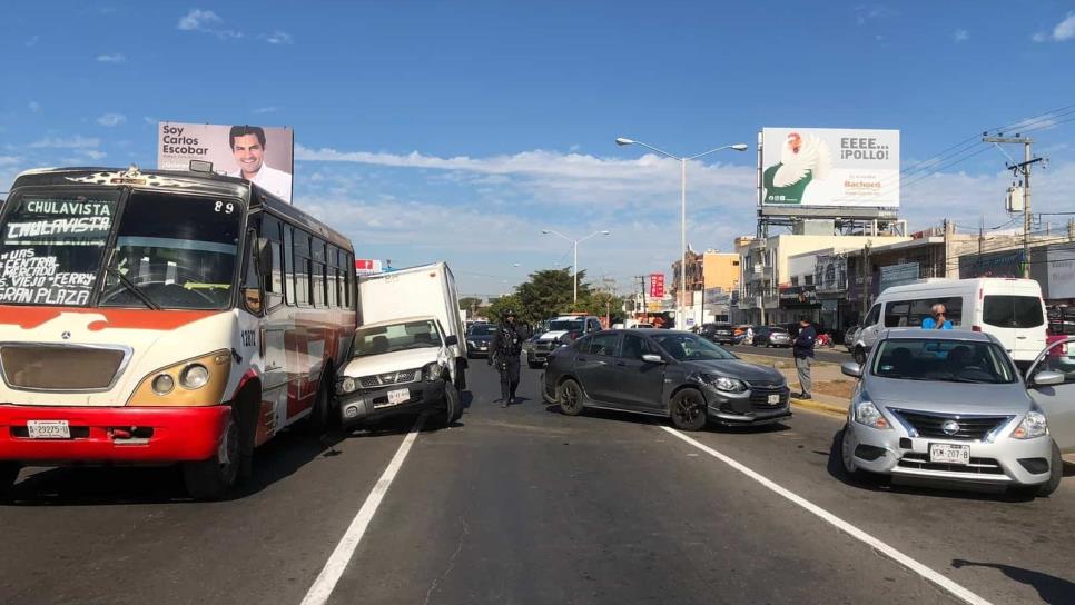 Camioneta invade carril y ocasiona carambola en avenida Ejército Mexicano de Mazatlán